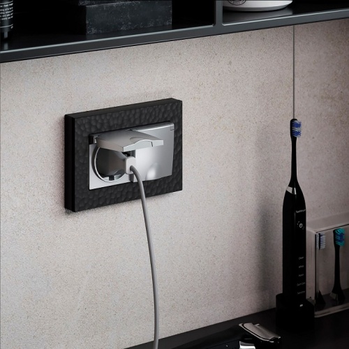 Розетка двойная влагозащищенная с заземлением и со шторками, без рамки с крышкой Werkel серебряные W1172206 в Нижнем Новгороде фото 3