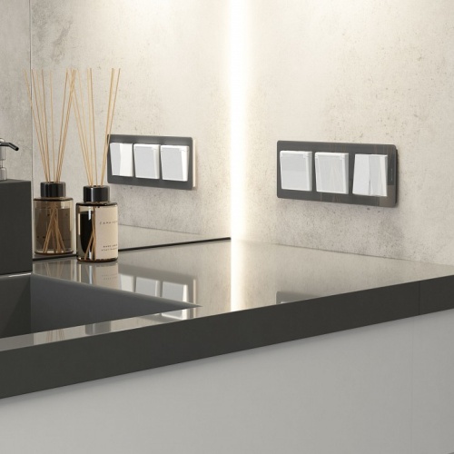 Розетка влагозащищенная с заземлением и со шторками, без рамки с крышкой Werkel белый акрил W1171241 в Нижнем Новгороде фото 3