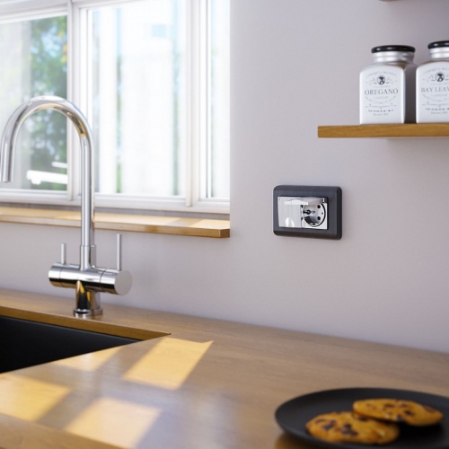 Розетка двойная влагозащищенная с заземлением и со шторками, без рамки с крышкой Werkel серебряный рифленый W1172209 в Нижнем Новгороде фото 3