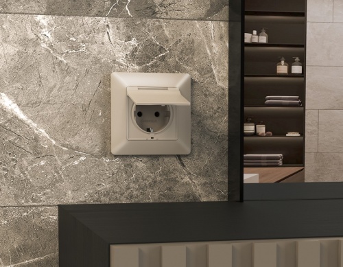 Накладка для розетки влагозащищенной с заземлением и со шторками с крышкой Ambrella Volt ALFA AP3680 в Нижнем Новгороде фото 2