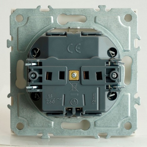 Розетка с заземлением и со шторкой, с крышкой Stekker Эмили 49881 в Нижнем Новгороде фото 4