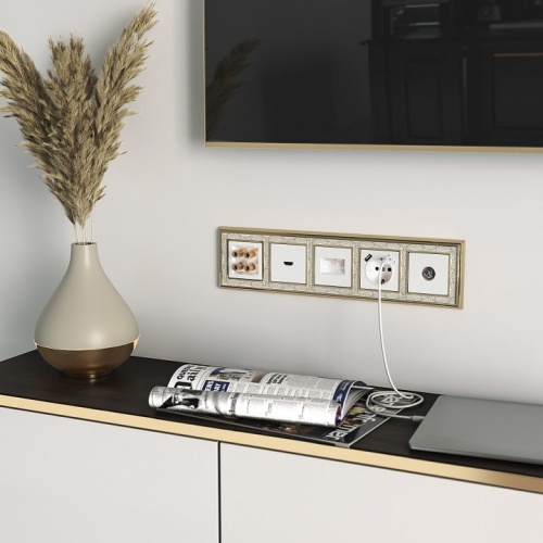 Розетка с заземлением и со шторками и 2хUSB, без рамки Werkel белый W1171501 в Нижнем Новгороде фото 4