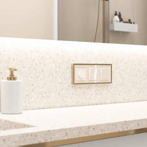 Розетка влагозащищенная с заземлением и со шторками, без рамки с крышкой Werkel айвори акрил W1171243 в Нижнем Новгороде фото 2