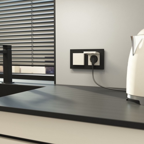 Розетка с заземлением и со шторкой, без рамки с крышкой Werkel  W1171262 в Нижнем Новгороде фото 3